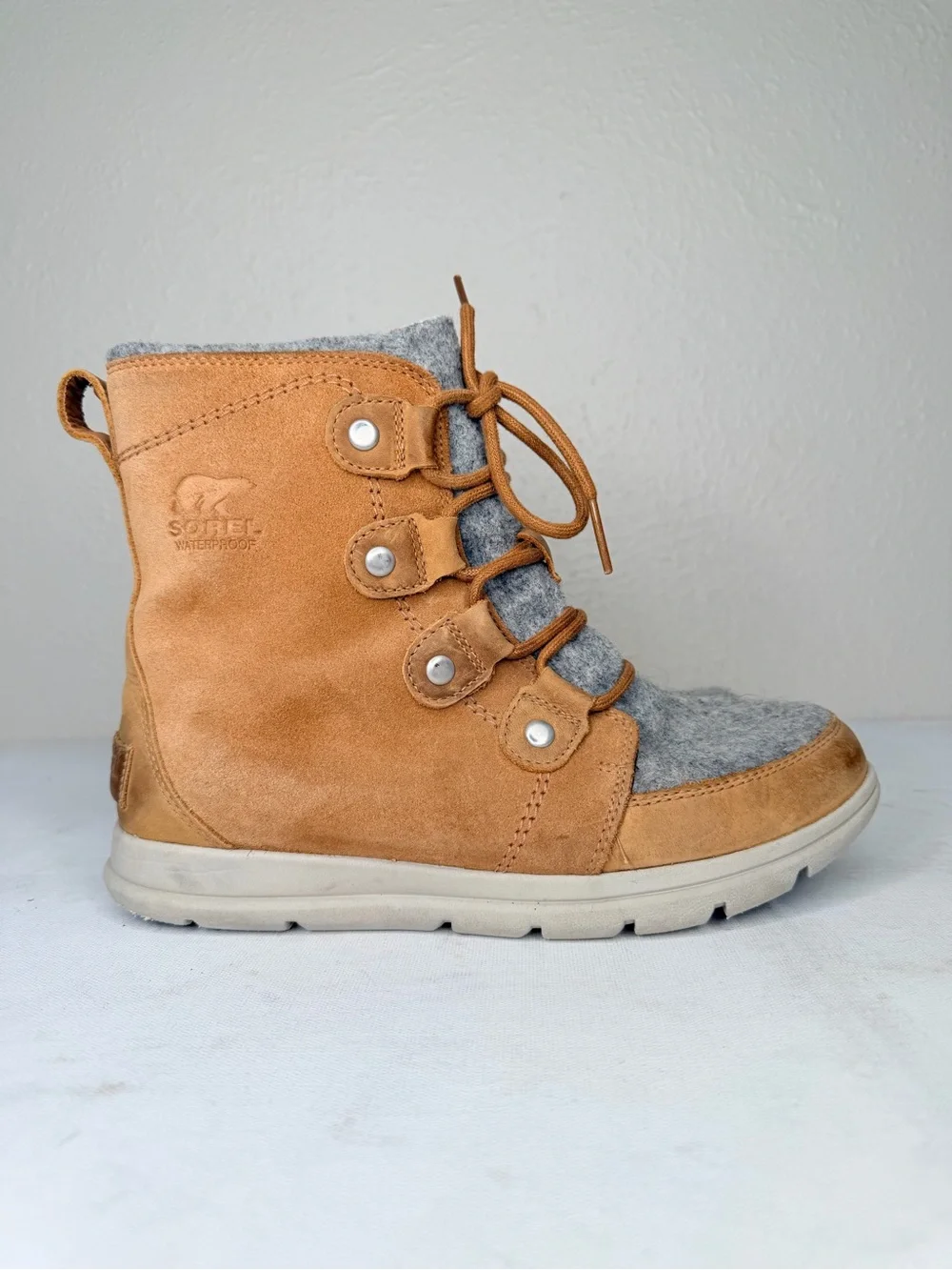 Sorel Joan tan leather gray felt ankle boot